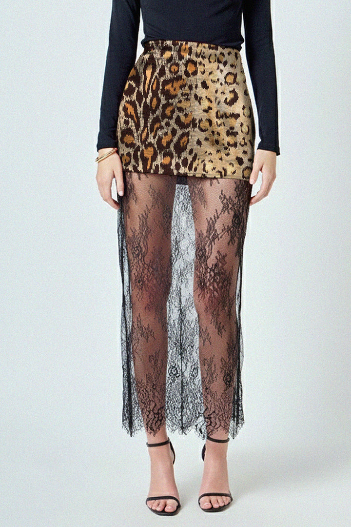 Shahida, Effortless glamour outfit,
Statement maxi skirt look,
Delicate floral lace edges,